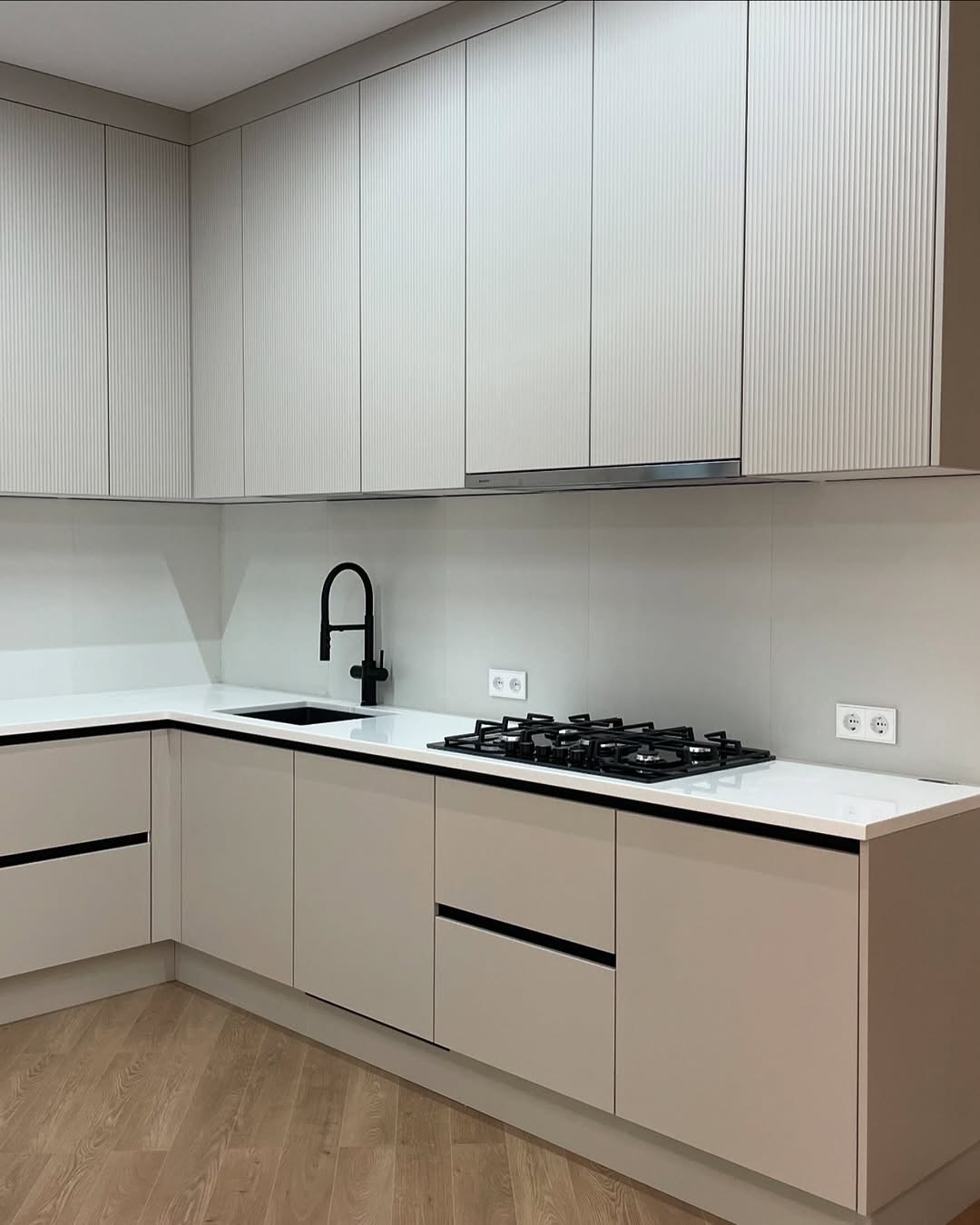 Современная белая кухня